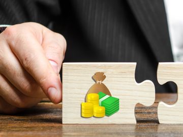 What happens to travel startup funding during an economic downturn?